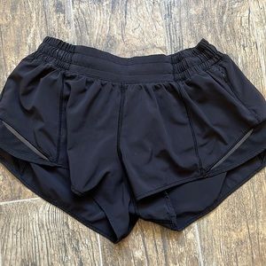 Lululemon hotty hot low rise shorts 2.5”